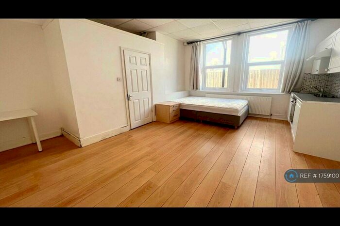 Studio To Rent In Queens Park Gardens, Bournemouth, BH8