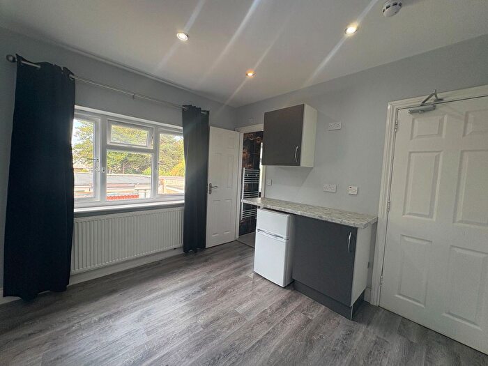 6 Bedroom Semi-Detached House To Rent In Lancaster Walk, Hayes, UB3