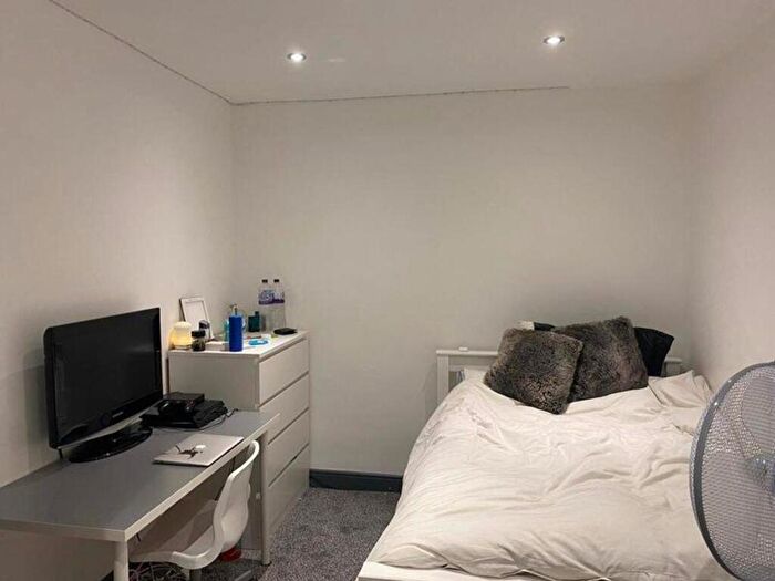 6 Bedroom House To Rent In Cycle Road, Nottingham, NG7