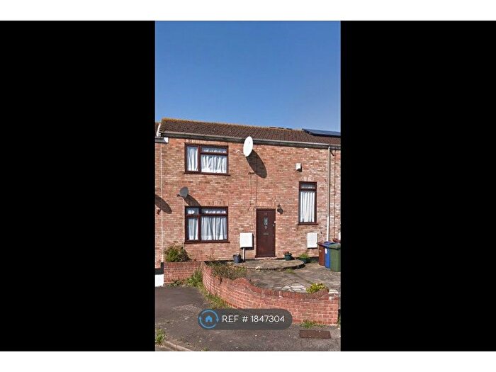 3 Bedroom Terraced House To Rent In Dickens Avenue, Tilbury, RM18