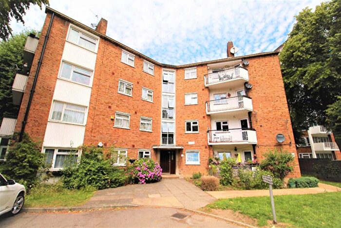 3 Bedroom Flat To Rent In The Little Holts, Snaresbrook, E11