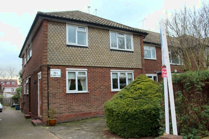 2 Bedroom Ground Flat To Rent In Grove Hill, London, E18