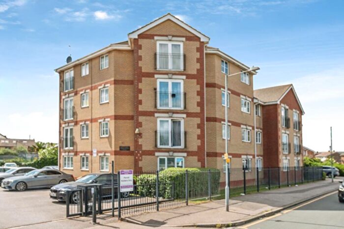 2 Bedroom Flat For Sale In Dunlop Road, Tilbury, Essex, RM18