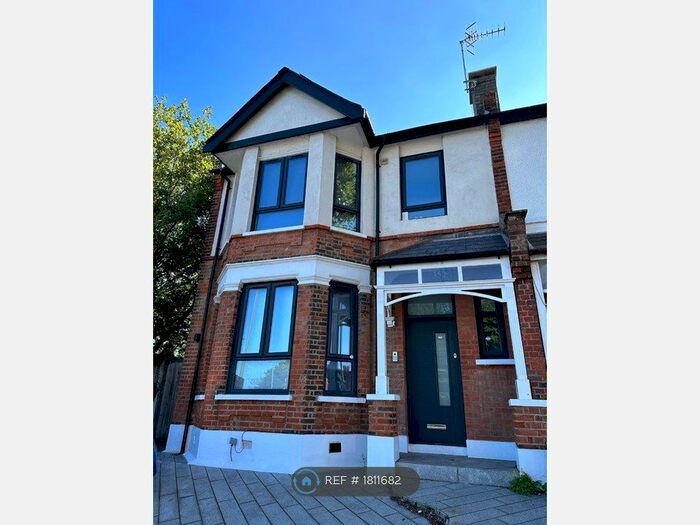 2 Bedroom Flat To Rent In High Road, London, N2