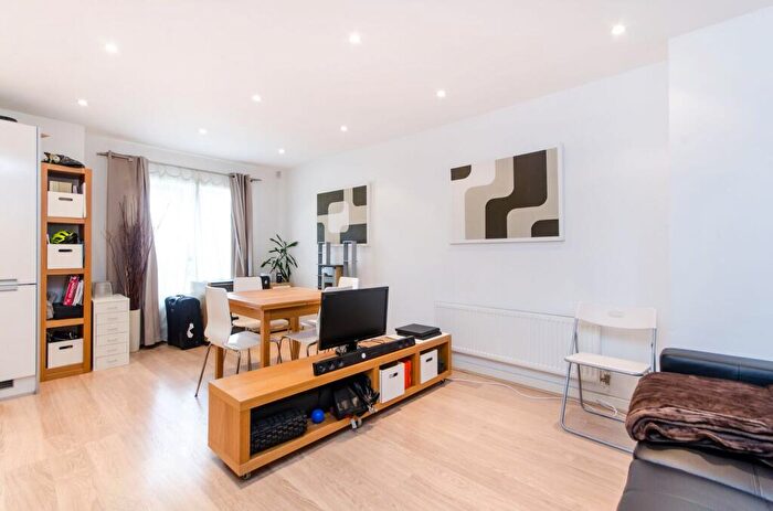 1 Bedroom Flat For Sale In Crown Mill, Mitcham, CR4