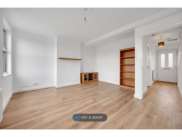 3 Bedroom Flat To Rent In Clockhouse Lane, Romford, RM5