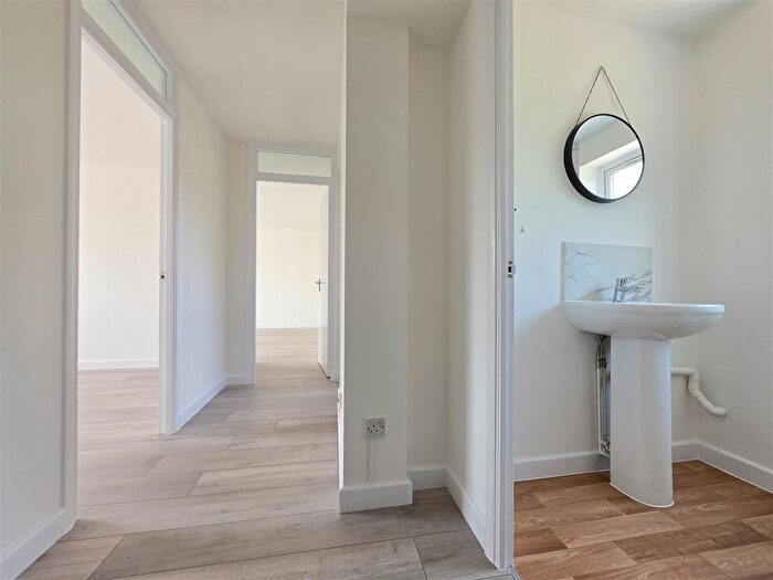 1 Bedroom Flat For Sale In Gurney Close, Barking, IG11