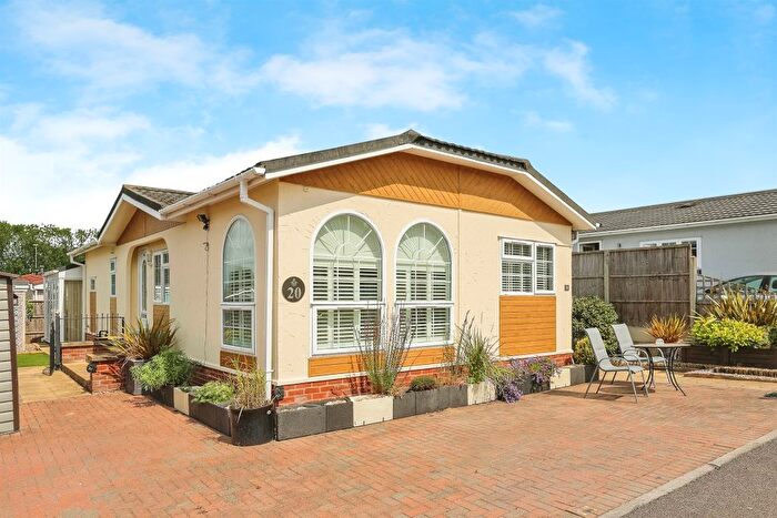 2 Bedroom Mobile/park Home For Sale In Constellation Mobile Home Park, Elsworth, Cambridge, CB23