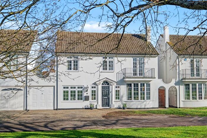 4 Bedroom Link Detached House For Sale In Britten Crescent, Great Baddow, Chelmsford, CM2