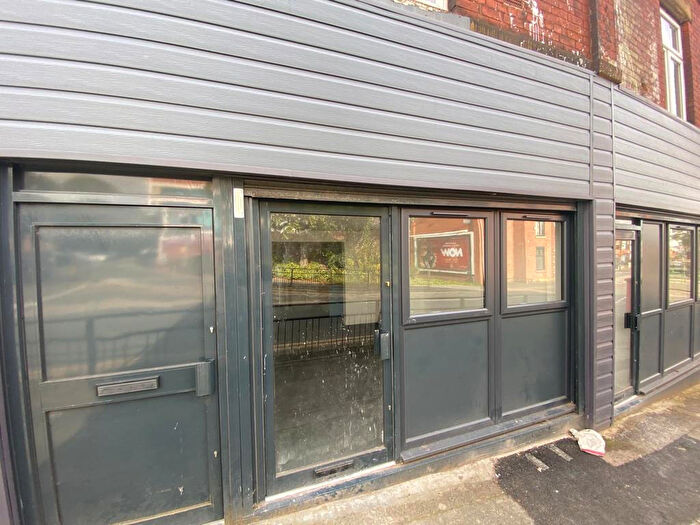 Flat To Rent In Park Road, Oldham, Lancashire, OL8