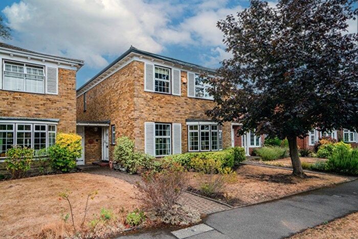 4 Bedroom Property For Sale In Cotswold Close, KT2
