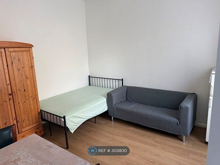 Studio To Rent In The Avenue, London, W13