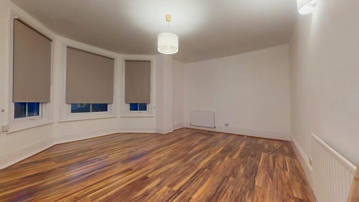 3 Bedroom Flat To Rent In Hamilton Road, London, SE27