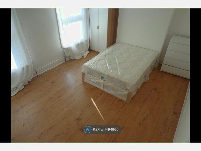 3 Bedroom Flat To Rent In Norfolk House Road, London, SW16