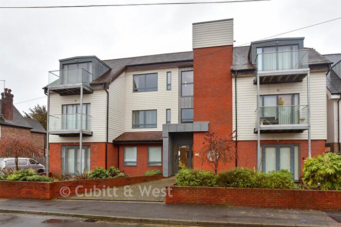1 Bedroom Flat For Sale In Denne Parade, Horsham, West Sussex, RH12