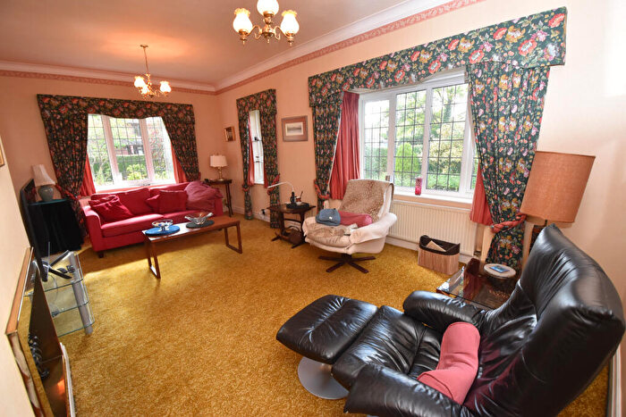 4 Bedroom Detached House For Sale In Bowers Avenue, Davyhulme, M41