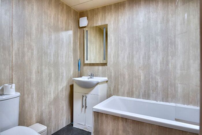 2 Bedroom Flat For Sale In Dougliehill Terrace, Inverclyde, Port Glasgow, PA14