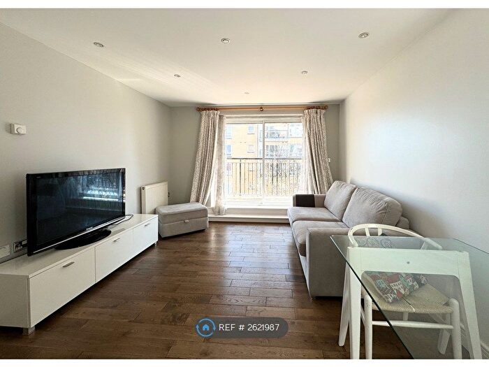 2 Bedroom Flat To Rent In Settlers Court, London, E14