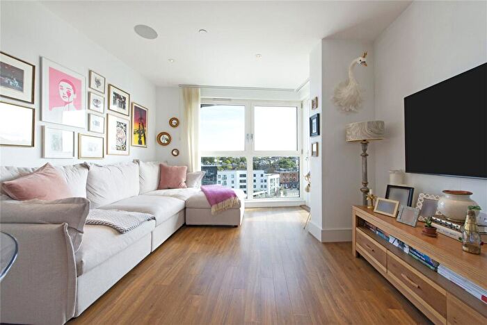 2 Bedroom Apartment For Sale In Queensland Road, London, N7