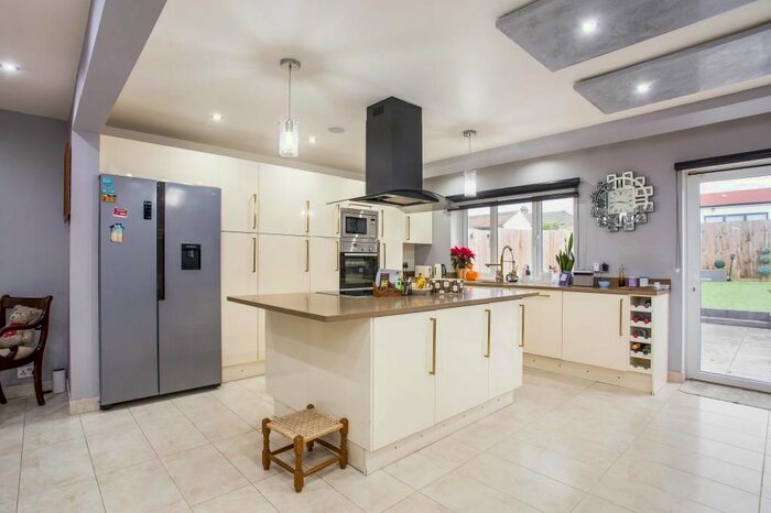 4 Bedroom Detached House To Rent In Chartridge Close, Bushey WD23