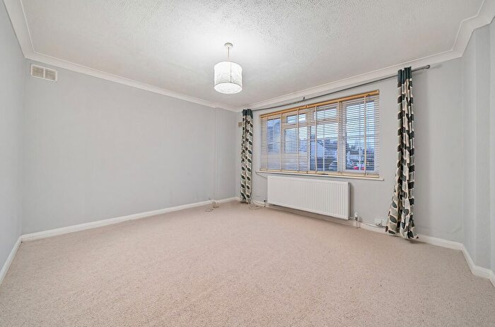 1 Bedroom Flat For Sale In Gladstone Road, Farnborough Village, Orpington, Kent, BR6