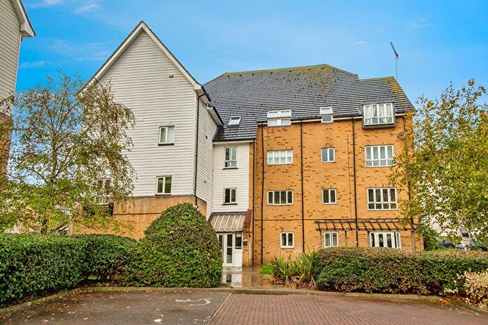 2 Bedroom Flat For Sale In Waterside, Gravesend, Kent, DA11