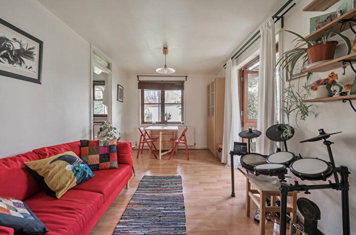 1 Bedroom Flat For Sale In Holley Road, London, W3