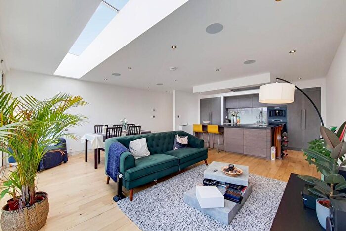 3 Bedroom Flat To Rent In Redchurch Street, Shoreditch, London, E2