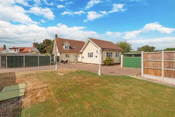 3 Bedroom Chalet For Sale In Low Road, Haddiscoe, Norwich, NR14
