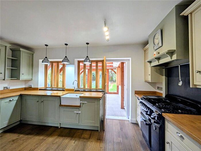 3 Bedroom Semi-Detached House To Rent In Roe Lane, Kingsbury, London, NW9