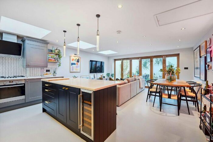 4 Bedroom Flat To Rent In St. Ann's Hill, London, SW18