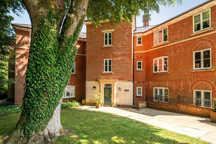 2 Bedroom Flat For Sale In Marnhull Rise, Winchester, SO22