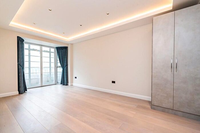 3 Bedroom Apartment To Rent In Dorset House, Gloucester Place, Marylebone, NW1