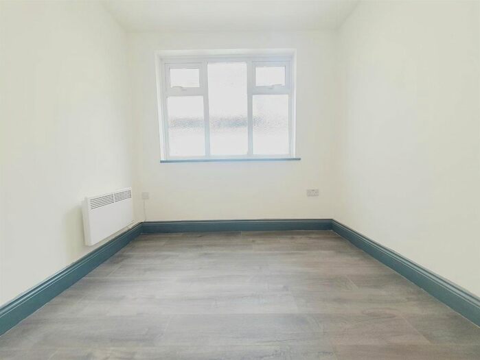 1 Bedroom Flat To Rent In Cross Road, Surrey, Tadworth, KT20