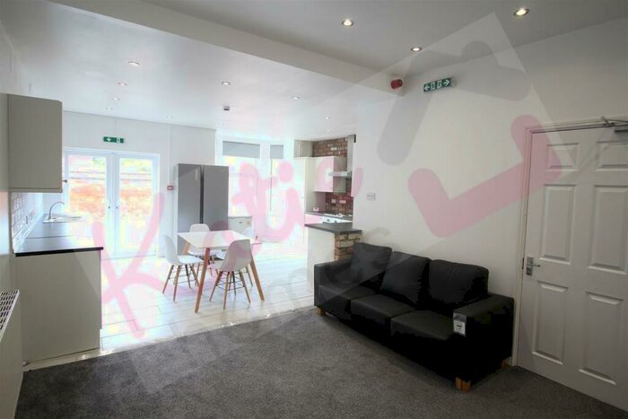 6 Bedroom Semi-Detached House To Rent In **&#pppw** Radcliffe Road, West Bridgford, NG2