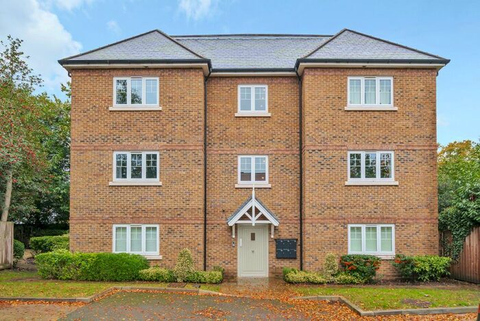 2 Bedroom Flat To Rent In Howard Place, Weybridge, KT13