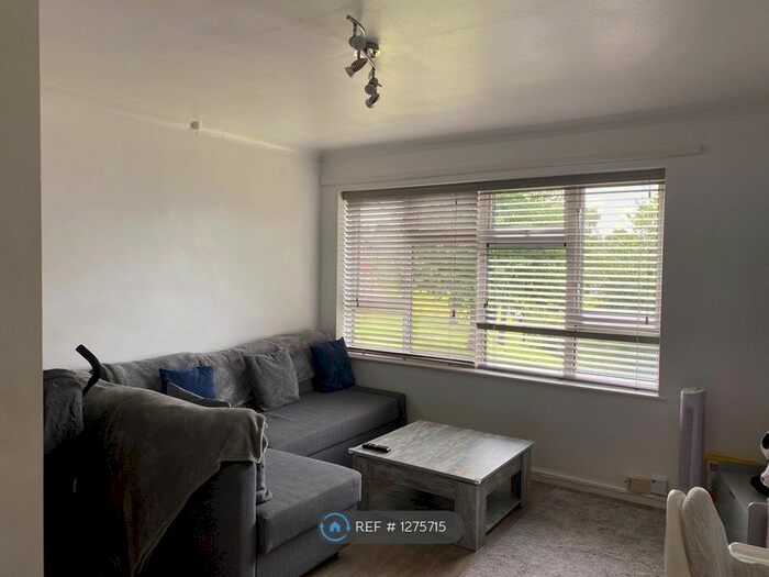 1 Bedroom Flat To Rent In Chawn Hill Close, Stourbridge, DY9