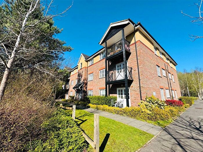 2 Bedroom Flat For Sale In Twyford Close, Fleet, Hampshire, GU51