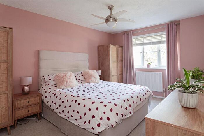 2 Bedroom Apartment For Sale In Birkheads Road, Reigate, RH2