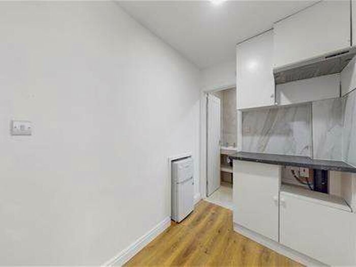 Flat To Rent In Woodfield Avenue, Wembley, HA0