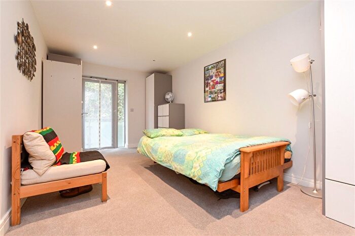 2 Bedroom Flat For Sale In Croydon Road, Caterham, Surrey, CR3