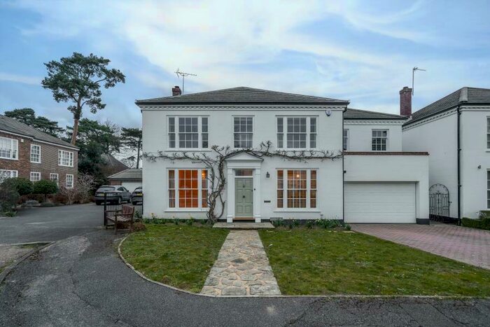 5 Bedroom Detached House To Rent In Weybridge, KT13