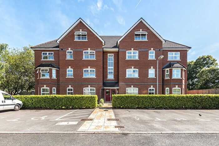 3 Bedroom Flat For Sale In St. Francis Close, Crowthorne, RG45