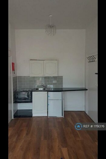 Studio To Rent In Turnpike Lane, London, N8