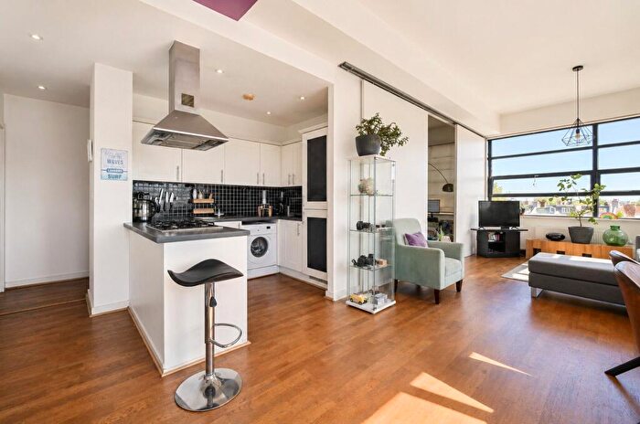 2 Bedroom Apartment For Sale In Shaftesbury Road, London, E7