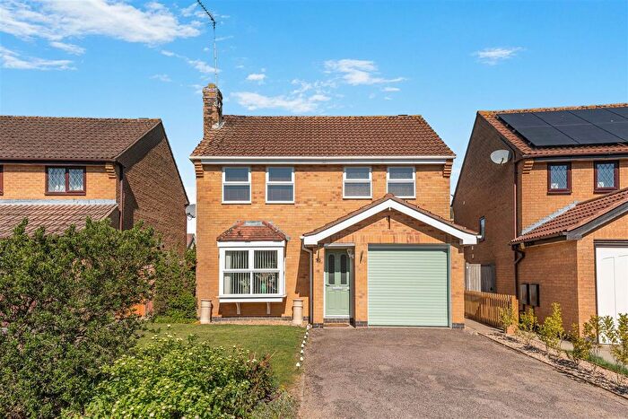 4 Bedroom Detached House For Sale In Winchester Close, Banbury - Superb New Kitchen, OX16