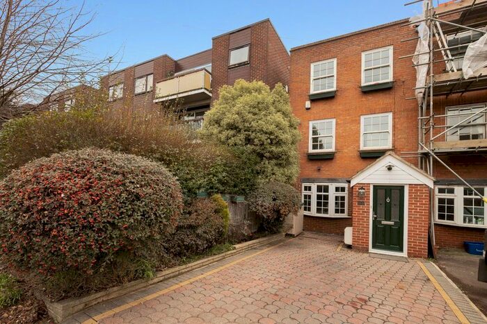 4 Bedroom Property To Rent In Palmerston Road, Buckhurst Hill, Essex, IG9