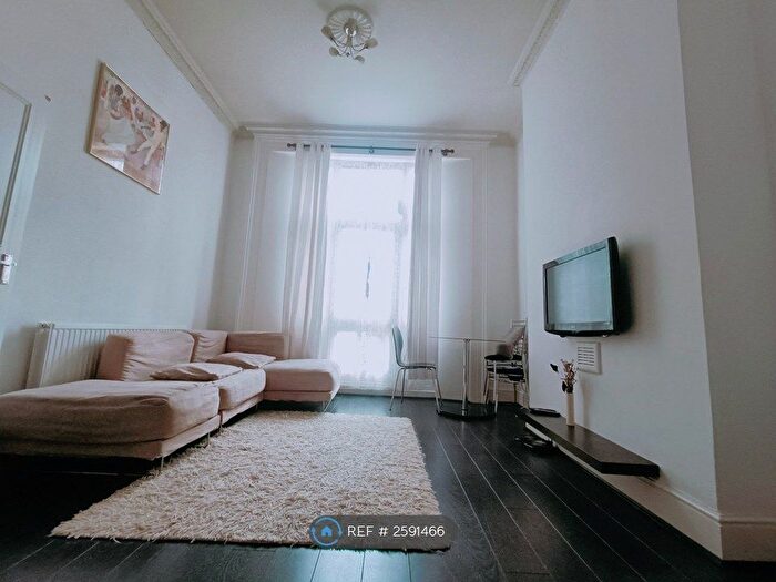 2 Bedroom Flat To Rent In Bow, London, E3