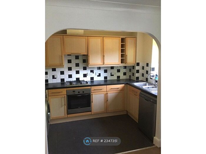 2 Bedroom Flat To Rent In Clarendon Court, Morden, SM4