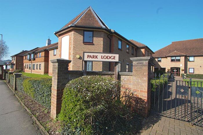 2 Bedroom Apartment For Sale In Queens Park Ave, Billericay, CM12